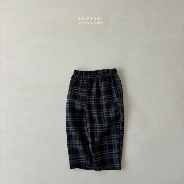 學院風格紋休閒長褲 韓國童裝,男童秋裝,中性童裝,韓系童裝推薦,2025秋季童裝,韓國男童新款,中性風男童穿搭,秋季男童服飾推薦,小男友穿搭