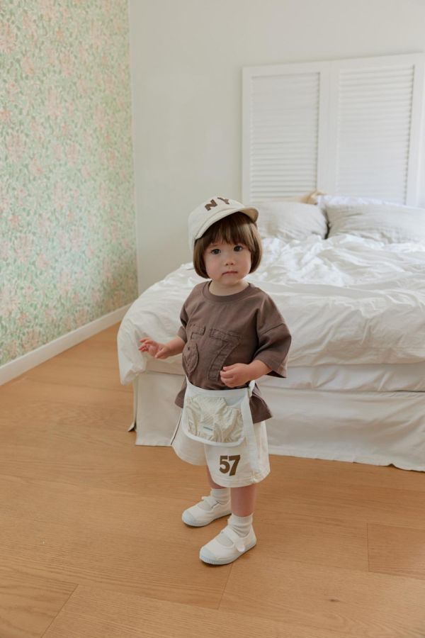 補丁57短袖上衣 韓國童裝,男童夏裝,中性童裝,童裝推薦,2026夏季童裝,男童穿搭,韓系童裝,中性穿搭,韓國代購