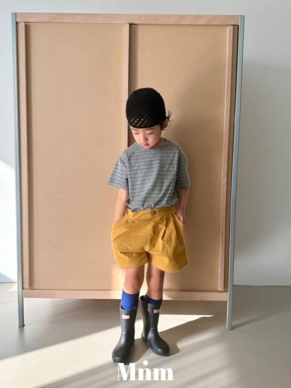 裝飾車線打摺休閒短褲 韓國童裝,男童夏裝,中性童裝,童裝推薦,2026夏季童裝,男童穿搭,韓系童裝,中性穿搭,韓國代購
