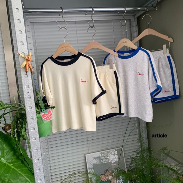 LOVE刺繡跳色滾邊運動休閒套裝 韓國童裝,質感童裝,童裝推薦,韓系風格,男女童裝,韓風穿搭,韓國代購,韓國空運,兒童套裝,運動套裝