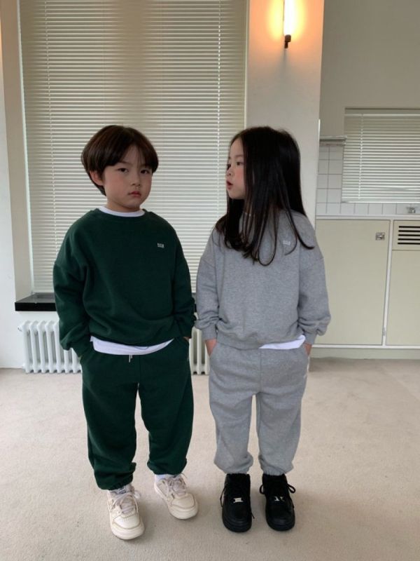 OUR刺繡素色運動休閒套裝 韓國童裝,男童秋裝,中性童裝,韓系童裝推薦,2025秋季童裝,韓國男童新款,中性風男童穿搭,秋季男童服飾推薦,小男友穿搭