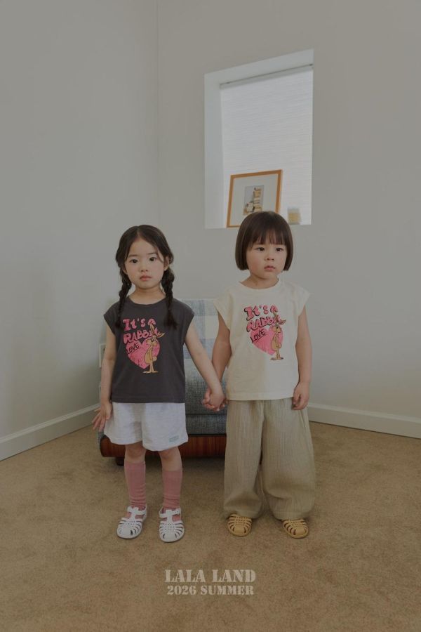 自然感線條休閒長褲 韓國童裝,男童夏裝,中性童裝,童裝推薦,2026夏季童裝,男童穿搭,韓系童裝,中性穿搭,韓國代購