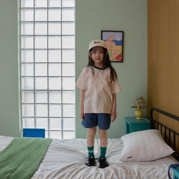 小黃標籤牛仔短褲 韓國童裝,男童夏裝,中性童裝,童裝推薦,2026夏季童裝,男童穿搭,韓系童裝,中性穿搭,韓國代購