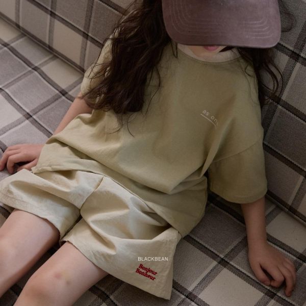 字母刺繡休閒短褲 韓國童裝,男童夏裝,中性童裝,童裝推薦,2026夏季童裝,男童穿搭,韓系童裝,中性穿搭,韓國代購
