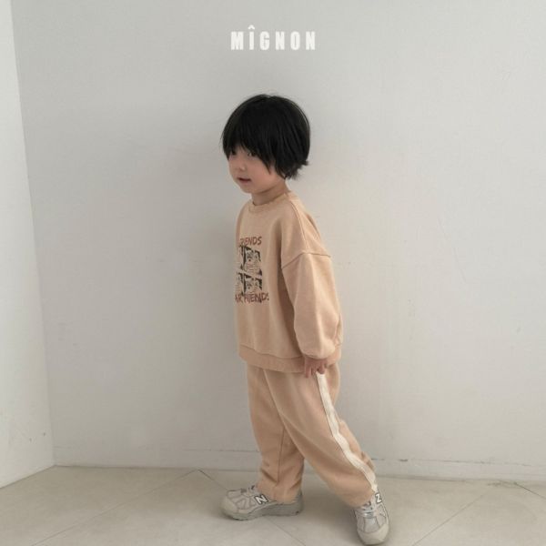 簡約側織帶滾邊運動休閒長褲 韓國童裝,男童秋裝,中性童裝,韓系童裝推薦,2025秋季童裝,韓國男童新款,中性風男童穿搭,秋季男童服飾推薦,小男友穿搭