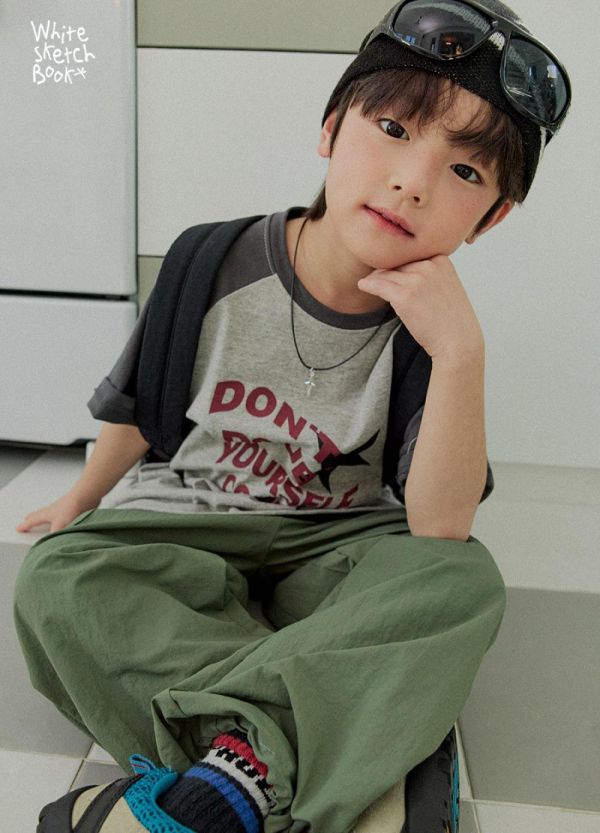 星星字母插肩短袖上衣 韓國童裝,男童夏裝,中性童裝,童裝推薦,2026夏季童裝,男童穿搭,韓系童裝,中性穿搭,韓國代購