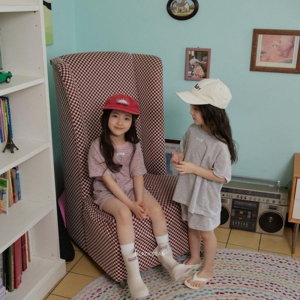 細條紋休閒運動套裝 韓國童裝,男童夏裝,中性童裝,童裝推薦,2026夏季童裝,男童穿搭,韓系童裝,中性穿搭,韓國代購