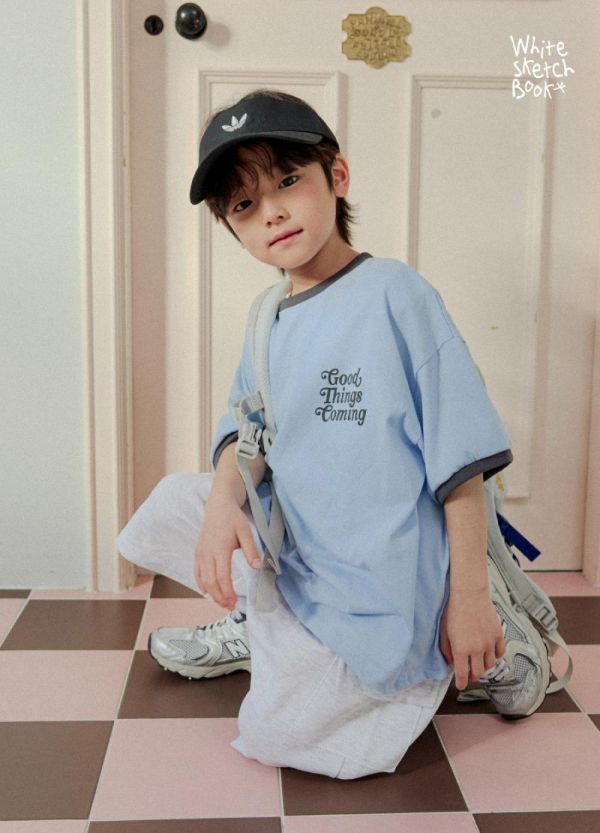 撞色滾邊子母短袖上衣 韓國童裝,男童夏裝,中性童裝,童裝推薦,2026夏季童裝,男童穿搭,韓系童裝,中性穿搭,韓國代購