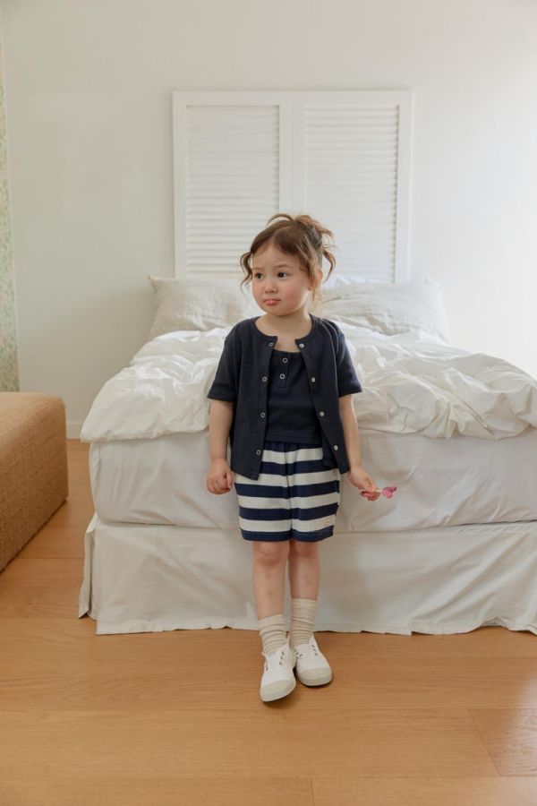 條紋鬆餅格休閒短褲 韓國童裝,男童夏裝,中性童裝,童裝推薦,2026夏季童裝,男童穿搭,韓系童裝,中性穿搭,韓國代購