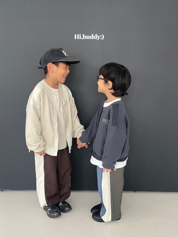 LOGO排扣罩衫外套 韓國童裝,男童秋裝,中性童裝,韓系童裝推薦,2025秋季童裝,韓國男童新款,中性風男童穿搭,秋季男童服飾推薦,小男友穿搭