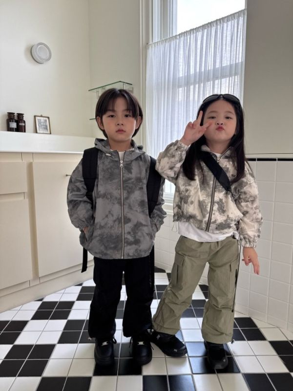 大理石暈染連帽拉鍊風衣外套 韓國童裝,男童秋裝,中性童裝,韓系童裝推薦,2025秋季童裝,韓國男童新款,中性風男童穿搭,秋季男童服飾推薦,小男友穿搭