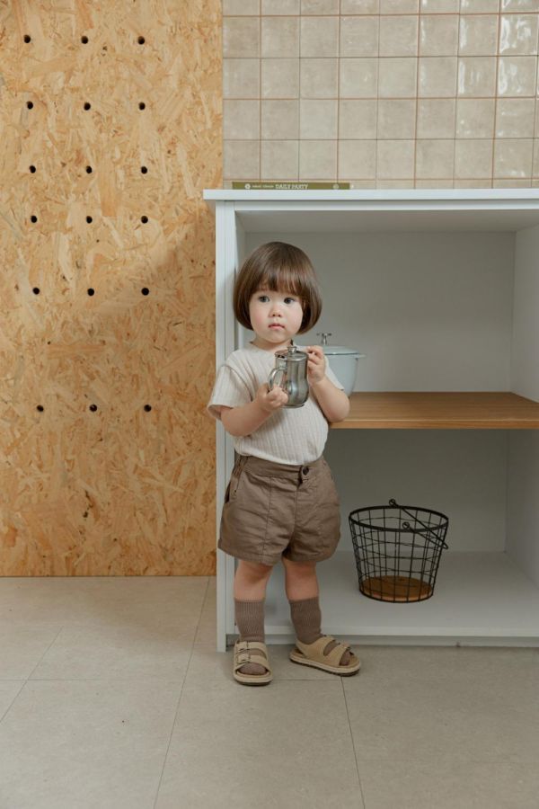 亨利領螺紋針織短袖上衣 韓國童裝,男童夏裝,中性童裝,童裝推薦,2026夏季童裝,男童穿搭,韓系童裝,中性穿搭,韓國代購