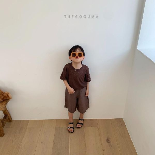 小標針織短袖上衣 韓國童裝,男童夏裝,中性童裝,童裝推薦,2026夏季童裝,男童穿搭,韓系童裝,中性穿搭,韓國代購