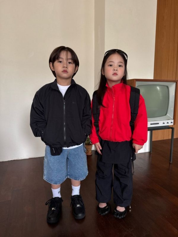 背後OUR立領拉鍊運動外套 韓國童裝,男童秋裝,中性童裝,韓系童裝推薦,2025秋季童裝,韓國男童新款,中性風男童穿搭,秋季男童服飾推薦,小男友穿搭