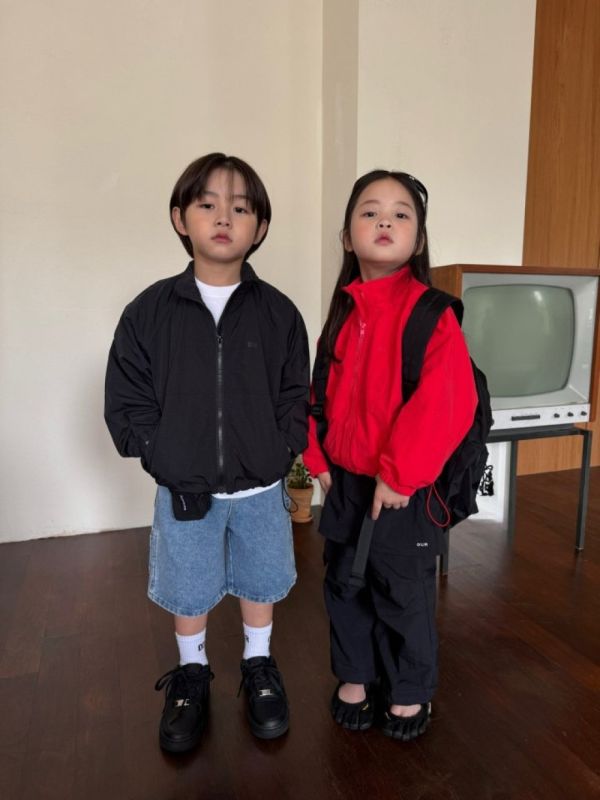 背後OUR立領拉鍊運動外套 韓國童裝,男童秋裝,中性童裝,韓系童裝推薦,2025秋季童裝,韓國男童新款,中性風男童穿搭,秋季男童服飾推薦,小男友穿搭