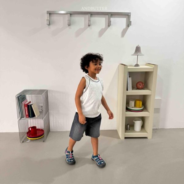 復古刷白牛仔五分短褲 韓國童裝,男童夏裝,中性童裝,童裝推薦,2026夏季童裝,男童穿搭,韓系童裝,中性穿搭,韓國代購