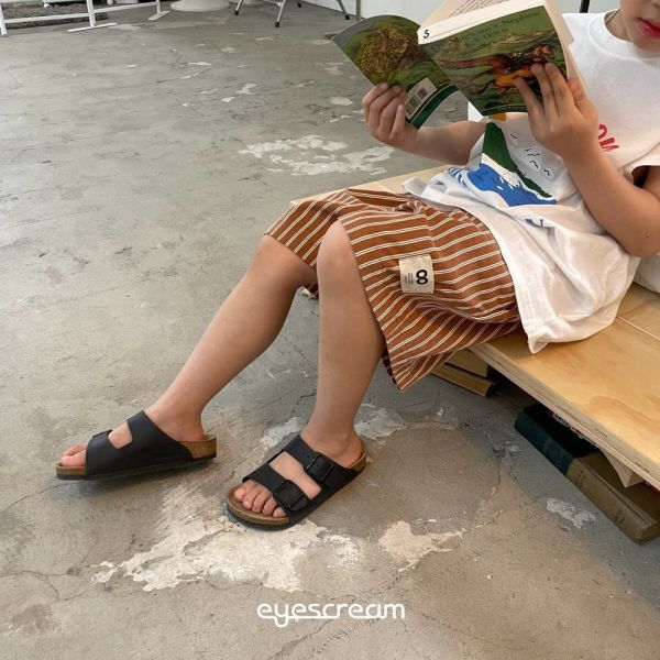 小布標千層條紋休閒短褲 韓國童裝,質感童裝,童裝推薦,韓系風格,男女童裝,韓風穿搭,韓國代購,韓國空運,親子穿搭