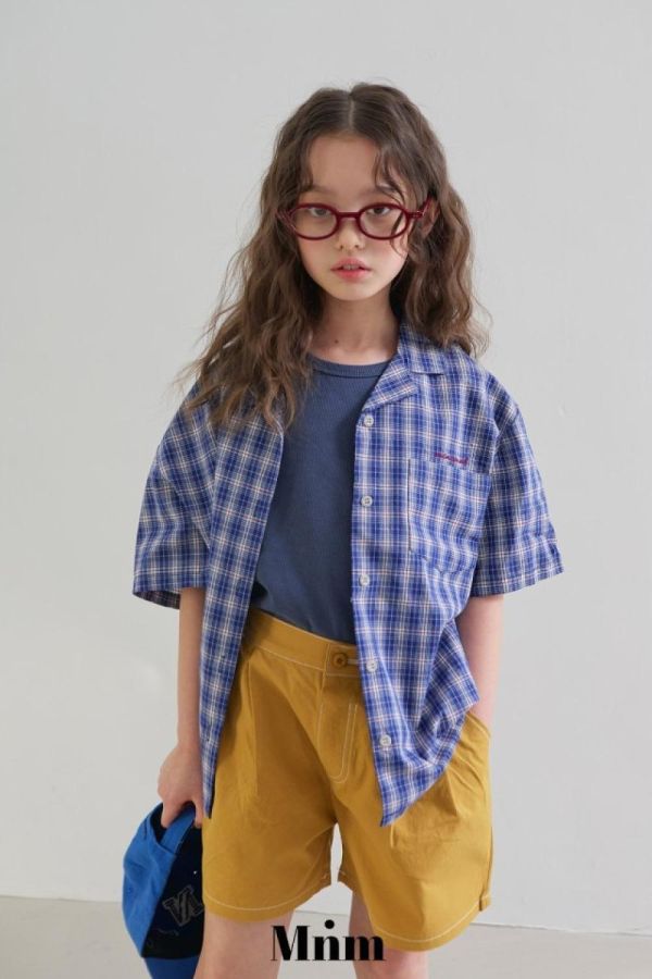 裝飾車線打摺休閒短褲 韓國童裝,男童夏裝,中性童裝,童裝推薦,2026夏季童裝,男童穿搭,韓系童裝,中性穿搭,韓國代購