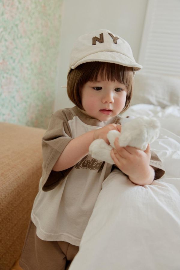 NY貼布繡短簷鴨舌帽 韓國童裝,男童夏裝,中性童裝,童裝推薦,2026夏季童裝,男童穿搭,韓系童裝,中性穿搭,韓國代購