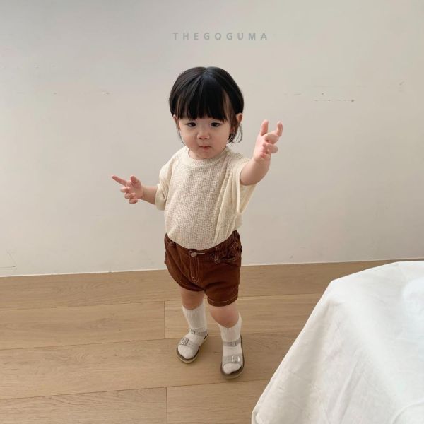 小標針織短袖上衣 韓國童裝,男童夏裝,中性童裝,童裝推薦,2026夏季童裝,男童穿搭,韓系童裝,中性穿搭,韓國代購