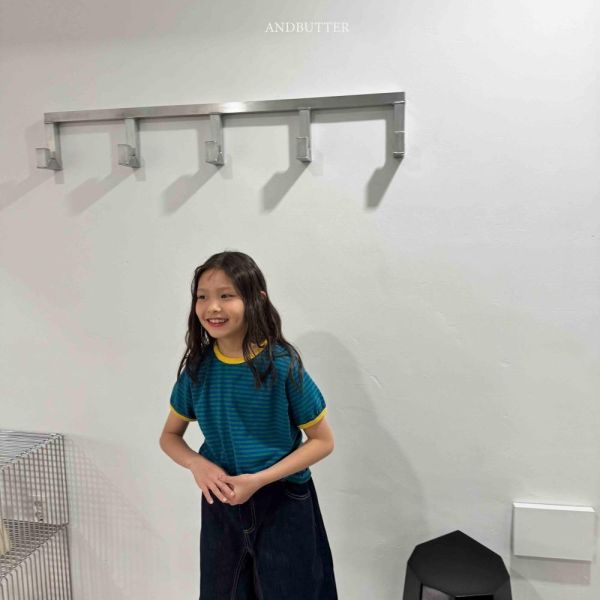 跳色滾邊肩扣條紋短袖上衣 韓國童裝,男童夏裝,中性童裝,童裝推薦,2026夏季童裝,男童穿搭,韓系童裝,中性穿搭,韓國代購