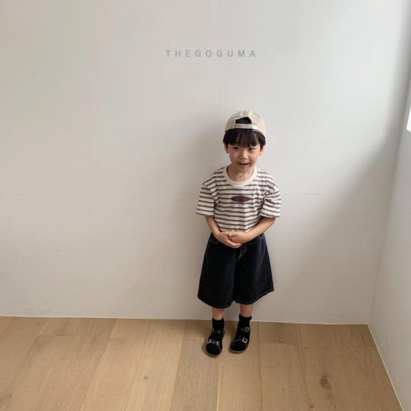 小圖標條紋短袖上衣 韓國童裝,男童夏裝,中性童裝,童裝推薦,2026夏季童裝,男童穿搭,韓系童裝,中性穿搭,韓國代購