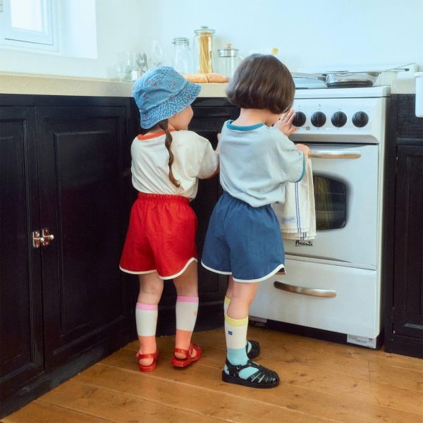 色塊拼接休閒短褲 韓國童裝,男童夏裝,中性童裝,童裝推薦,2026夏季童裝,男童穿搭,韓系童裝,中性穿搭,韓國代購