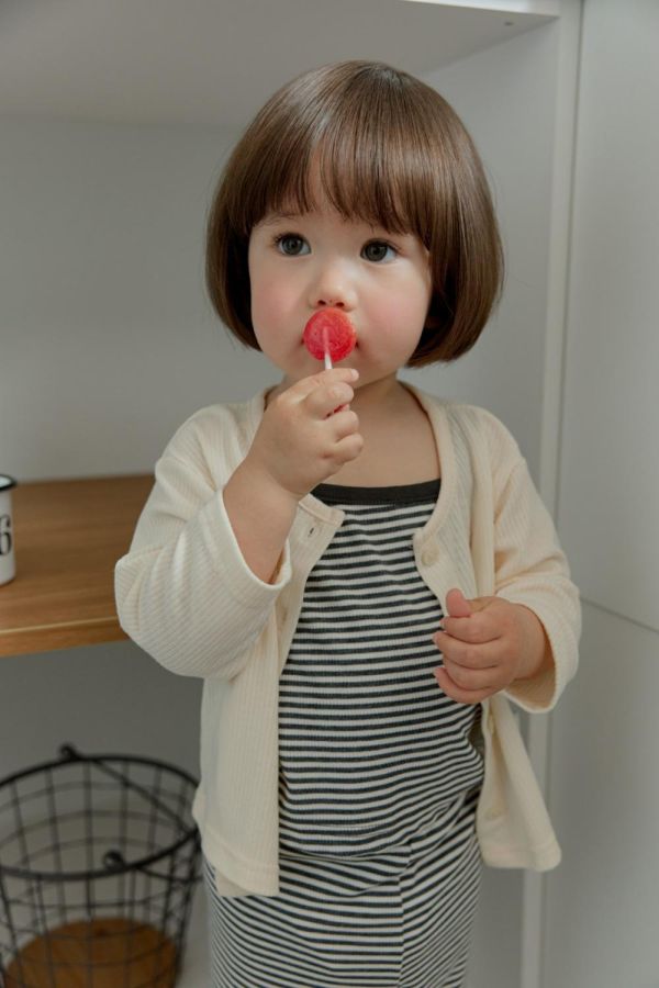 細肩帶條紋背心套裝 韓國童裝,男童夏裝,中性童裝,童裝推薦,2026夏季童裝,男童穿搭,韓系童裝,中性穿搭,韓國代購