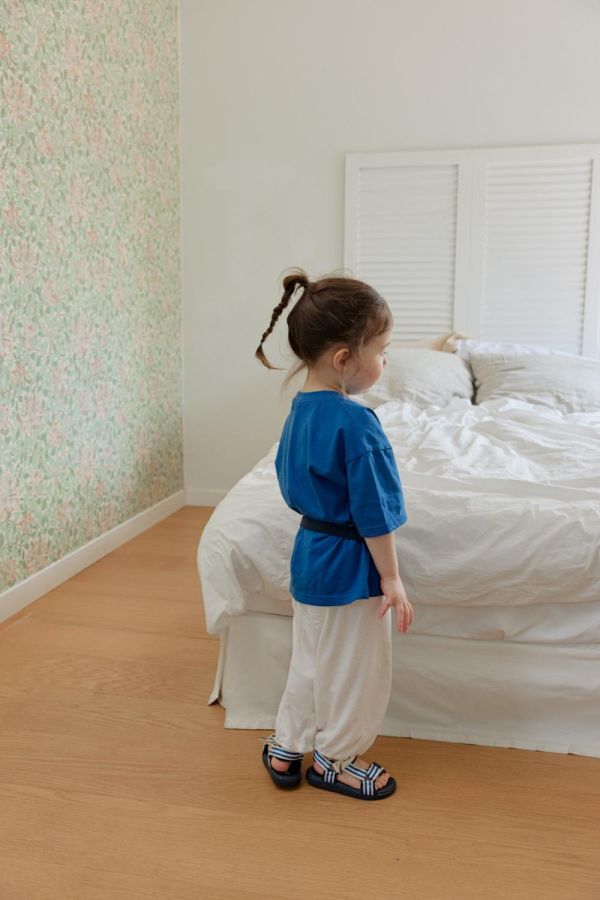 日常素色縮口運動長褲 韓國童裝,男童夏裝,中性童裝,童裝推薦,2026夏季童裝,男童穿搭,韓系童裝,中性穿搭,韓國代購