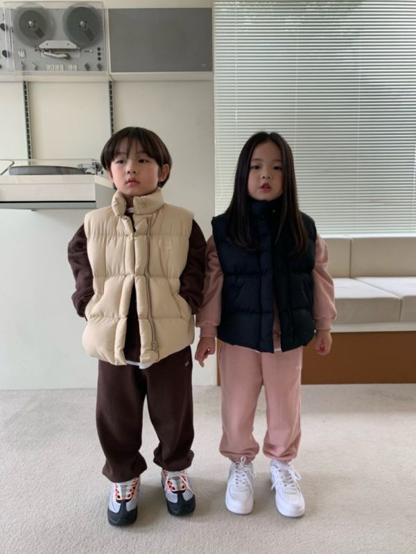 厚吐司澎澎立領拉鍊背心 韓國童裝,男童秋裝,中性童裝,韓系童裝推薦,2025秋季童裝,韓國男童新款,中性風男童穿搭,秋季男童服飾推薦,小男友穿搭