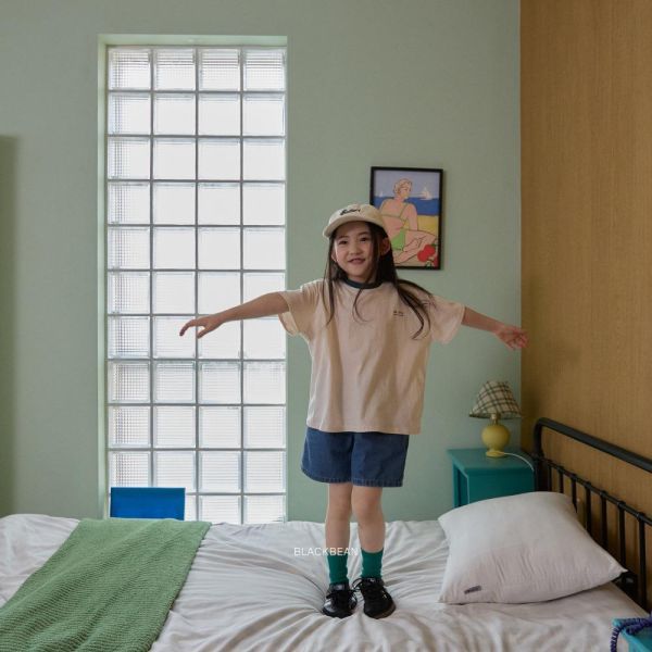 連排字母撞色滾邊短袖上衣 韓國童裝,男童夏裝,中性童裝,童裝推薦,2026夏季童裝,男童穿搭,韓系童裝,中性穿搭,韓國代購