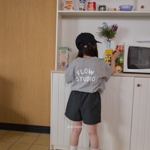 藝術字母短袖上衣 韓國童裝,男童夏裝,中性童裝,童裝推薦,2026夏季童裝,男童穿搭,韓系童裝,中性穿搭,韓國代購