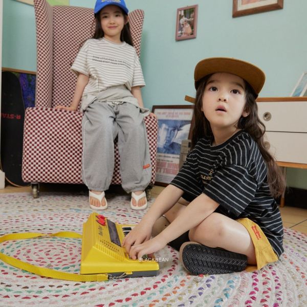 字母條紋短袖上衣 韓國童裝,男童夏裝,中性童裝,童裝推薦,2026夏季童裝,男童穿搭,韓系童裝,中性穿搭,韓國代購