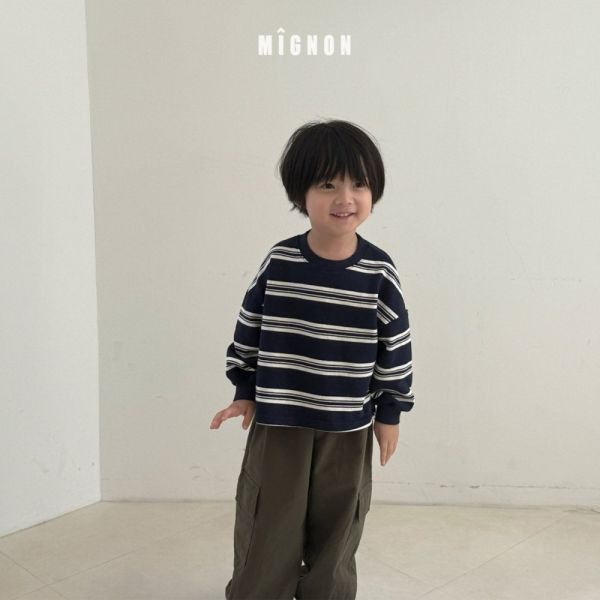 中短版條紋長袖上衣 韓國童裝,男童秋裝,中性童裝,韓系童裝推薦,2025秋季童裝,韓國男童新款,中性風男童穿搭,秋季男童服飾推薦,小男友穿搭