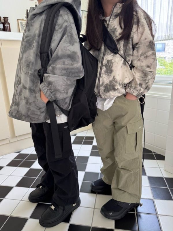 大理石暈染連帽拉鍊風衣外套 韓國童裝,男童秋裝,中性童裝,韓系童裝推薦,2025秋季童裝,韓國男童新款,中性風男童穿搭,秋季男童服飾推薦,小男友穿搭
