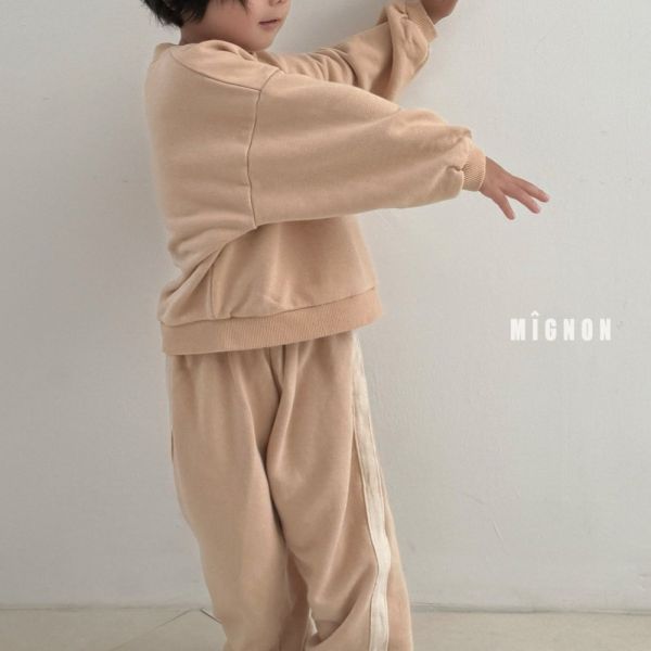 簡約側織帶滾邊運動休閒長褲 韓國童裝,男童秋裝,中性童裝,韓系童裝推薦,2025秋季童裝,韓國男童新款,中性風男童穿搭,秋季男童服飾推薦,小男友穿搭