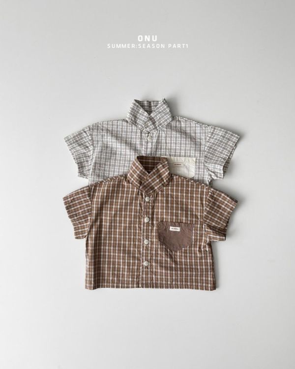 無印風翻領格紋短袖襯衫 韓國童裝,男童夏裝,中性童裝,童裝推薦,2026夏季童裝,男童穿搭,韓系童裝,中性穿搭,韓國代購
