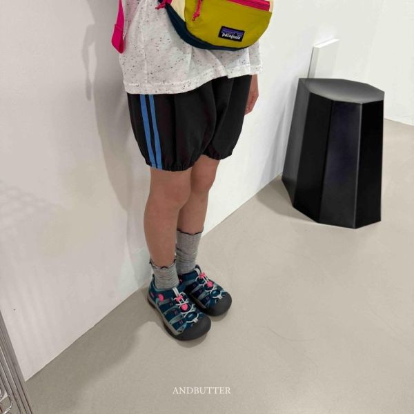 雙線織帶縮口運動短褲 韓國童裝,男童夏裝,中性童裝,童裝推薦,2026夏季童裝,男童穿搭,韓系童裝,中性穿搭,韓國代購