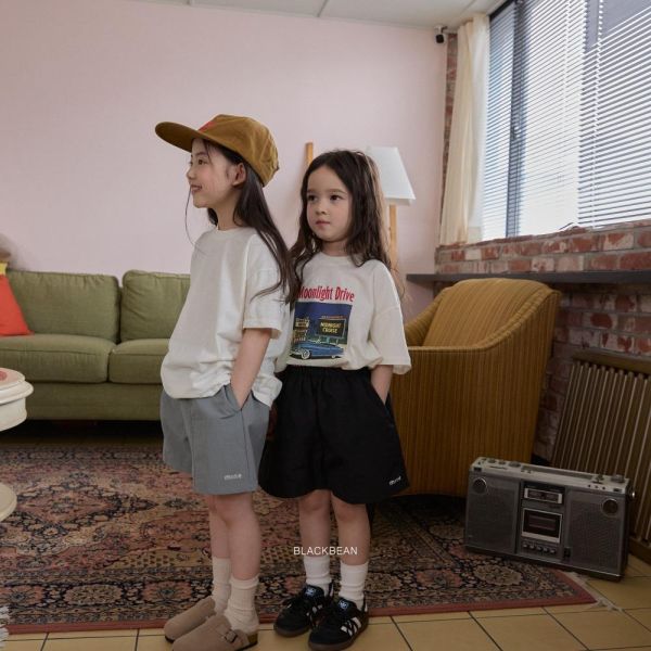 字母印花刷刷休閒短褲 韓國童裝,男童夏裝,中性童裝,童裝推薦,2026夏季童裝,男童穿搭,韓系童裝,中性穿搭,韓國代購