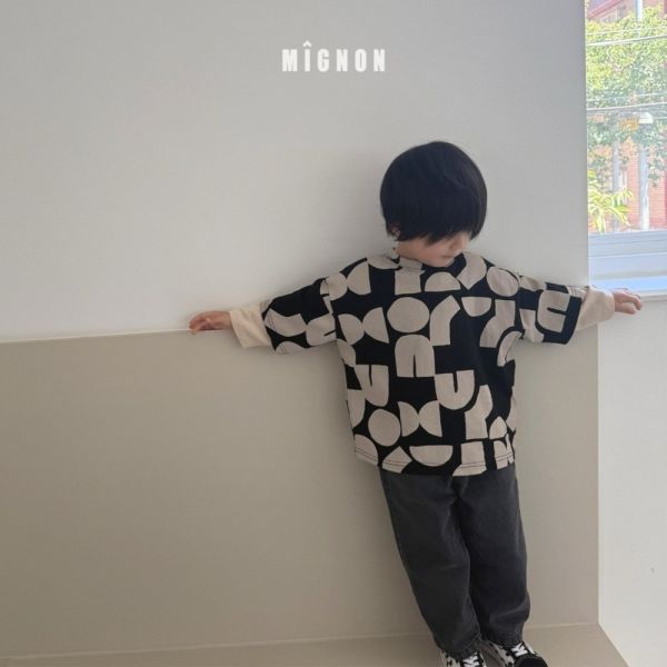 隨機滿版幾何短袖上衣 韓國童裝,男童秋裝,中性童裝,韓系童裝推薦,2025秋季童裝,韓國男童新款,中性風男童穿搭,秋季男童服飾推薦,小男友穿搭