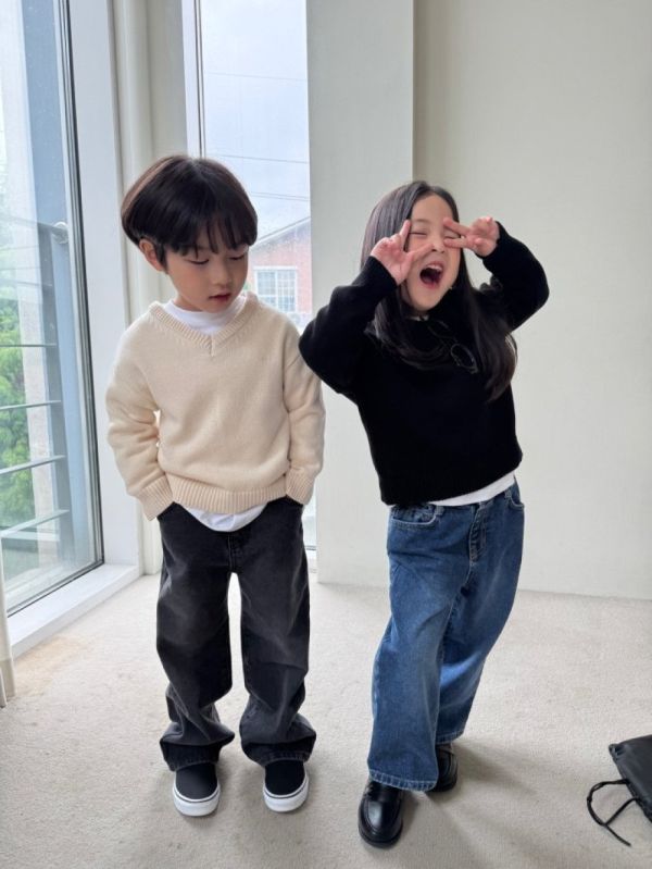 復古微刷白牛仔長褲 韓國童裝,男童秋裝,中性童裝,韓系童裝推薦,2025秋季童裝,韓國男童新款,中性風男童穿搭,秋季男童服飾推薦,小男友穿搭