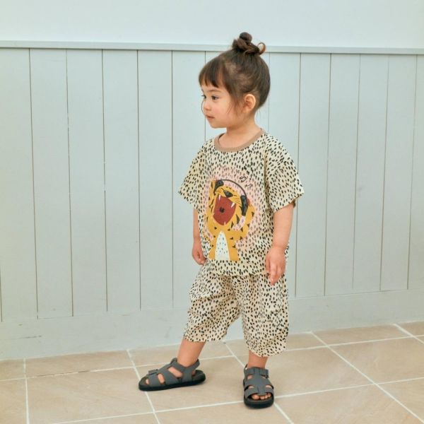 開心花豹短袖上衣 韓國童裝,男童夏裝,中性童裝,童裝推薦,2026夏季童裝,男童穿搭,韓系童裝,中性穿搭,韓國代購