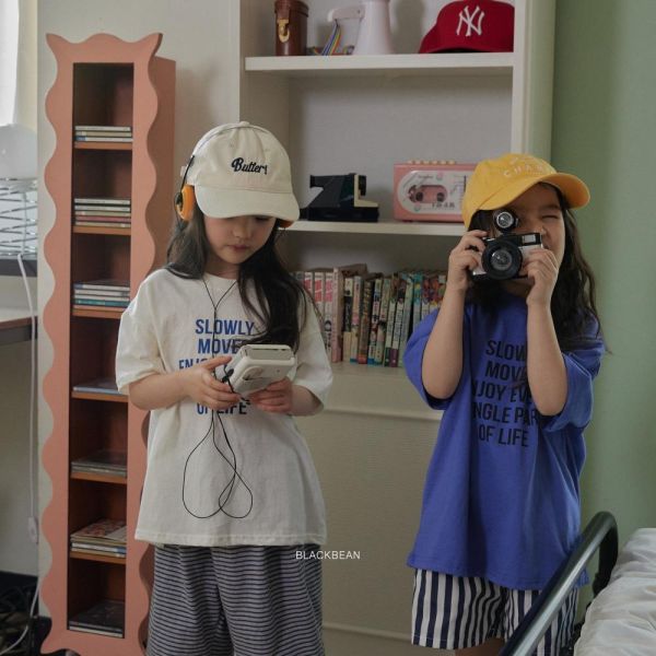 印刷字母短袖上衣 韓國童裝,男童夏裝,中性童裝,童裝推薦,2026夏季童裝,男童穿搭,韓系童裝,中性穿搭,韓國代購