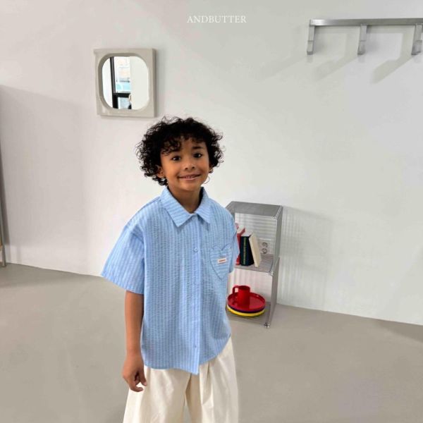 愛心口袋直紋翻領短袖襯衫 韓國童裝,男童夏裝,中性童裝,童裝推薦,2026夏季童裝,男童穿搭,韓系童裝,中性穿搭,韓國代購