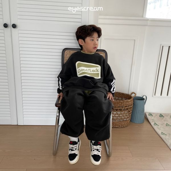 抓摺縮口運動長褲 韓國童裝,男童秋裝,中性童裝,韓系童裝推薦,2025秋季童裝,韓國男童新款,中性風男童穿搭,秋季男童服飾推薦,小男友穿搭