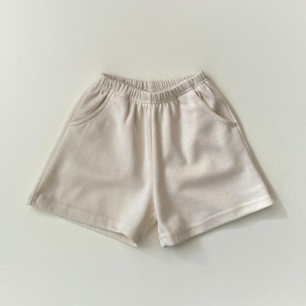 日常輕鬆素色運動短褲 韓國童裝,男童夏裝,中性童裝,童裝推薦,2026夏季童裝,男童穿搭,韓系童裝,中性穿搭,韓國代購