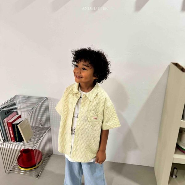 愛心口袋直紋翻領短袖襯衫 韓國童裝,男童夏裝,中性童裝,童裝推薦,2026夏季童裝,男童穿搭,韓系童裝,中性穿搭,韓國代購