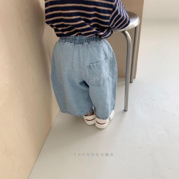 刺繡線條牛仔八分寬版長褲 韓國童裝,男童夏裝,中性童裝,童裝推薦,2026夏季童裝,男童穿搭,韓系童裝,中性穿搭,韓國代購