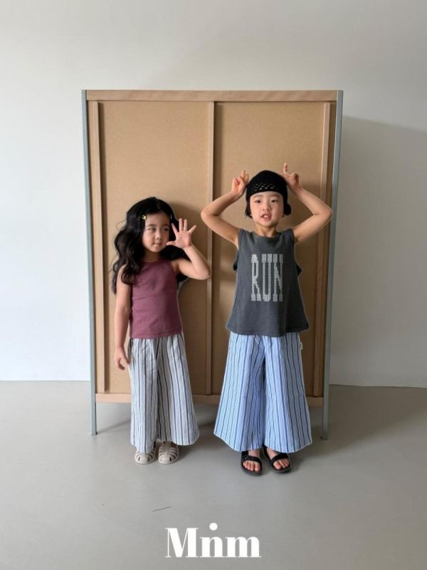 渡假風直條紋休閒長褲 韓國童裝,男童夏裝,中性童裝,童裝推薦,2026夏季童裝,男童穿搭,韓系童裝,中性穿搭,韓國代購