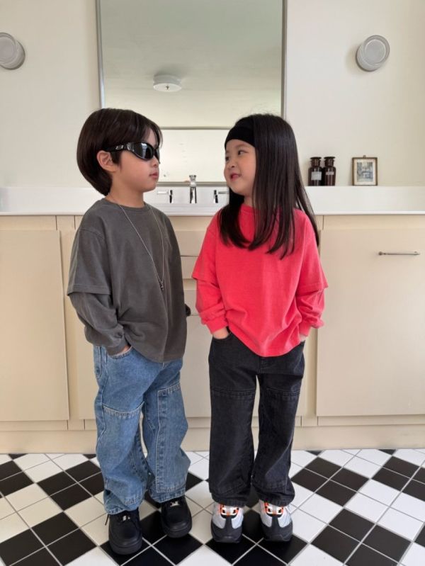 裝飾剪裁牛仔長褲 韓國童裝,男童秋裝,中性童裝,韓系童裝推薦,2025秋季童裝,韓國男童新款,中性風男童穿搭,秋季男童服飾推薦,小男友穿搭